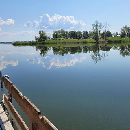 Domek Nad Jeziorem Przy Lini Brzegowej Gorowychy, Pomorze 外观 照片